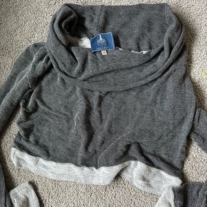 Iris & Navy cropped gray sweater